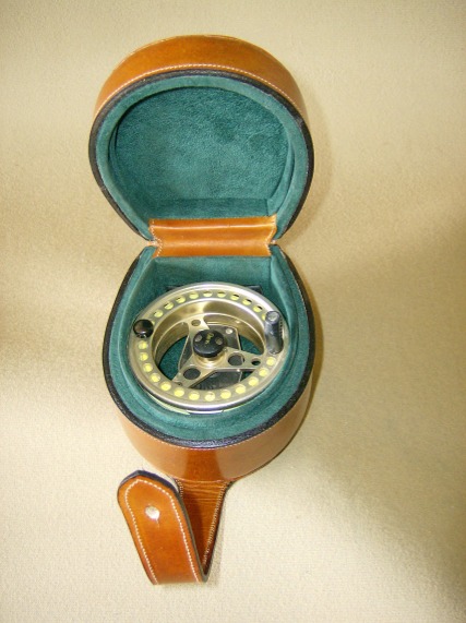 Several reels can be safely stored in this reel case Several reels can be safely stored in this reel case